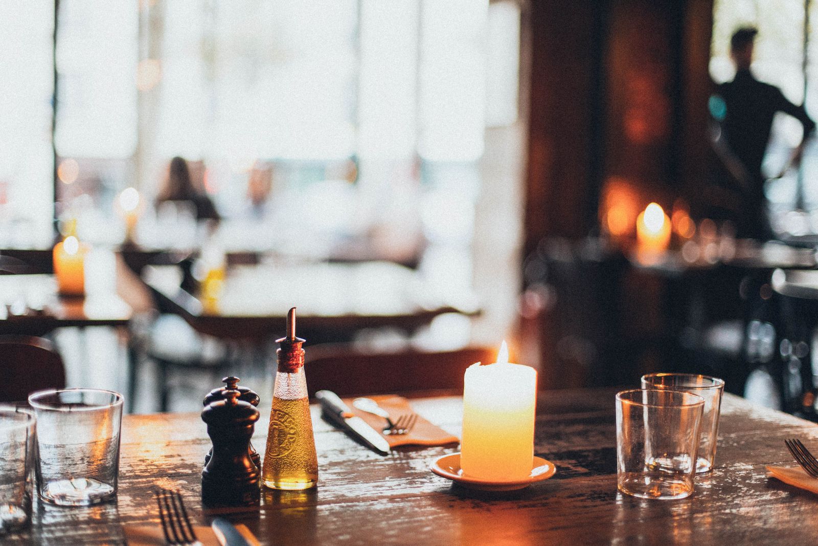 Warm gedekte restauranttafel met kaarslicht